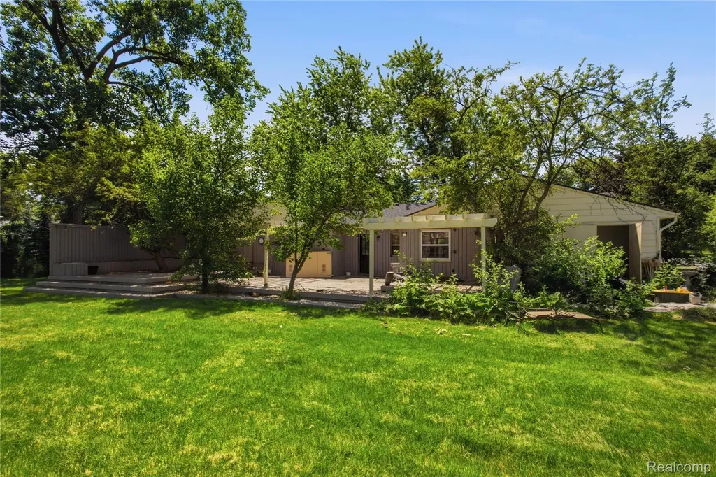 3812 Terrybrook Road West Bloomfield Charter Township MI 48322