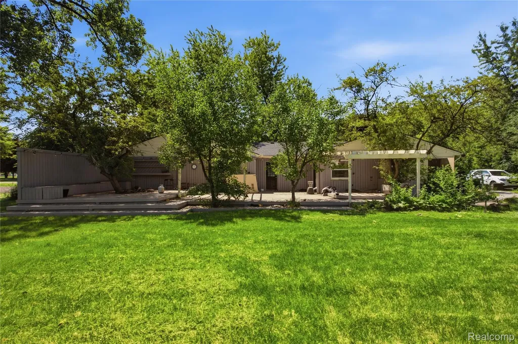 3812 Terrybrook Road West Bloomfield Charter Township MI 48322