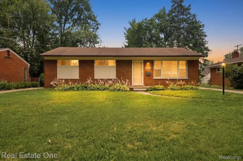 8844 Headley Drive Sterling Heights City MI 48314