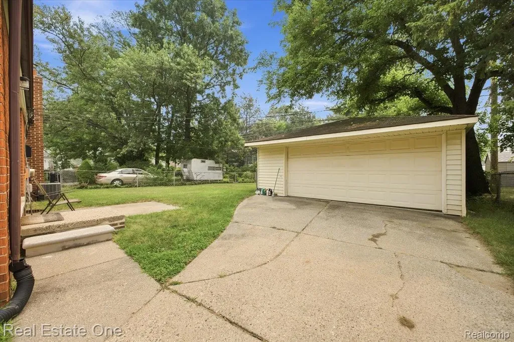 8844 Headley Drive Sterling Heights City MI 48314