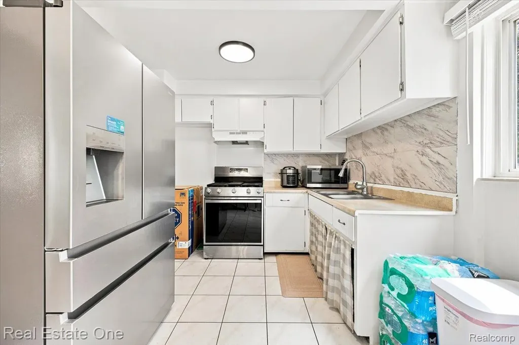 8844 Headley Drive Sterling Heights City MI 48314