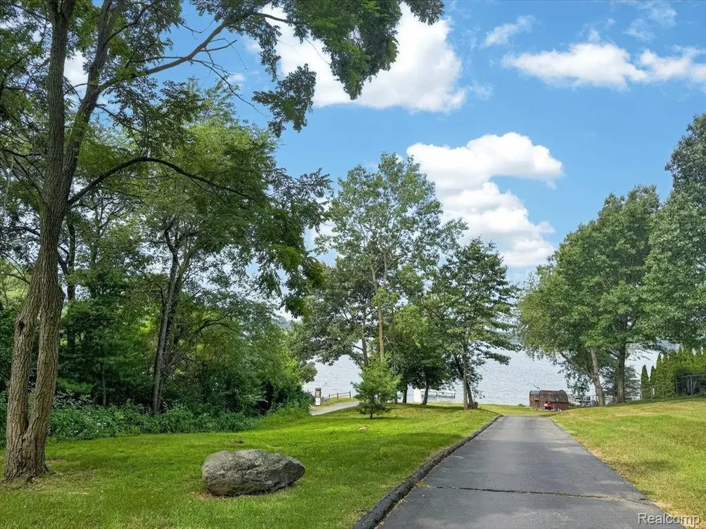 2818 Willow Court Orion Charter Township MI 48360