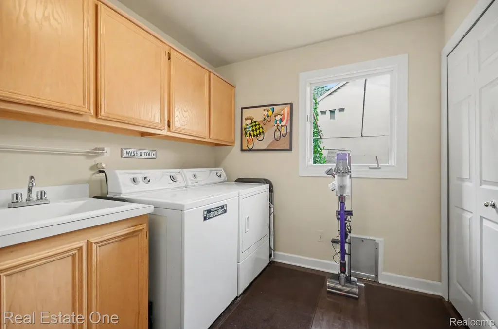 2819 Bywater Drive Troy City MI 48085