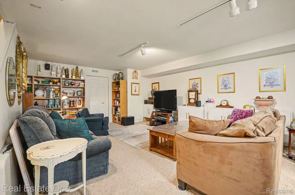 2819 Bywater Drive Troy City MI 48085