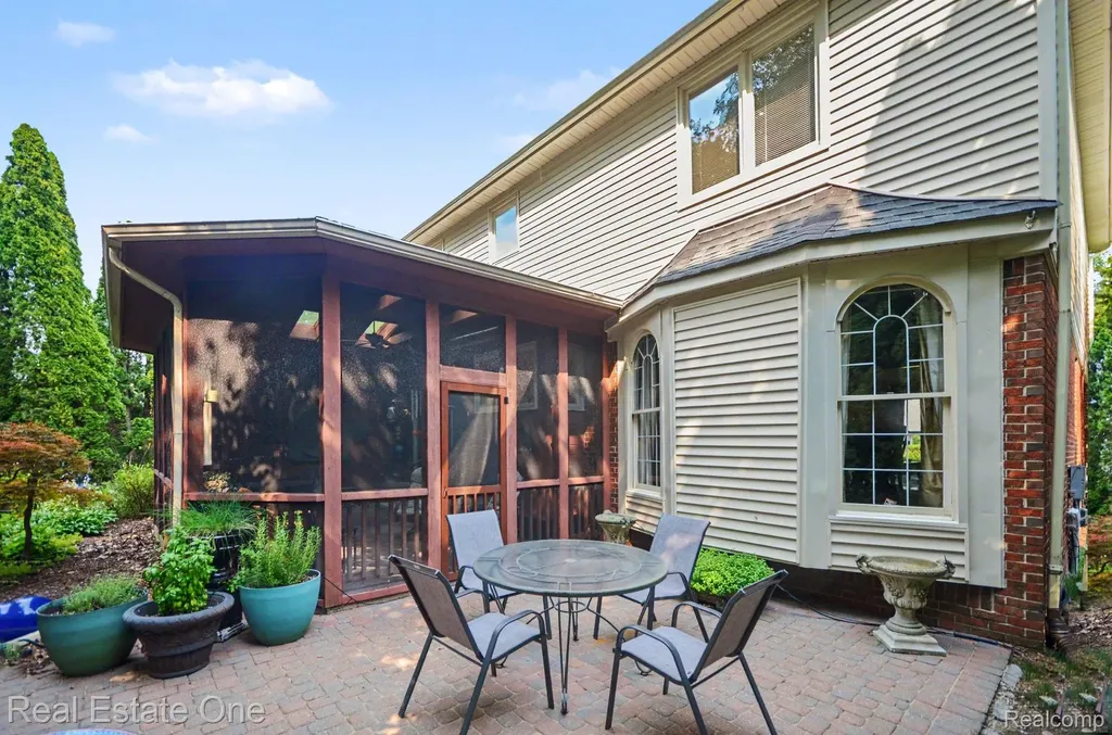 2819 Bywater Drive Troy City MI 48085