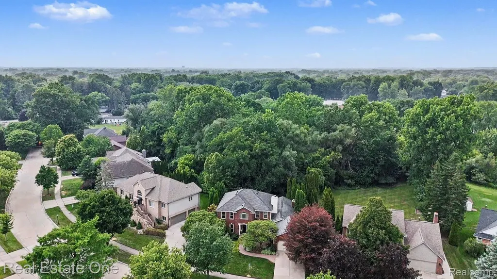 2819 Bywater Drive Troy City MI 48085