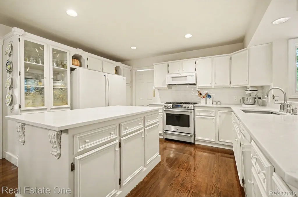 2819 Bywater Drive Troy City MI 48085