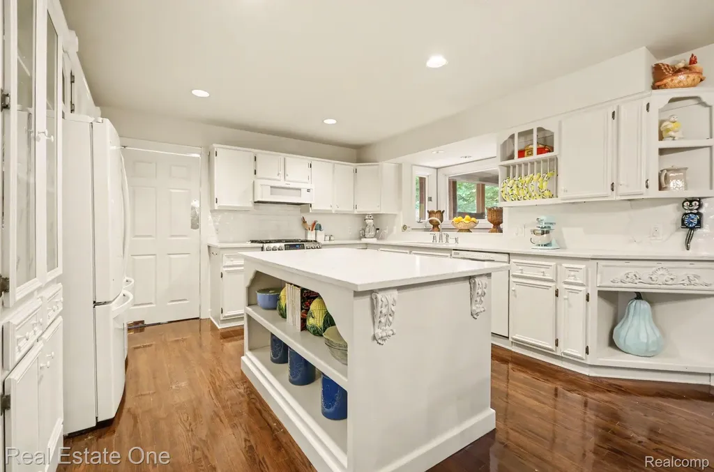 2819 Bywater Drive Troy City MI 48085