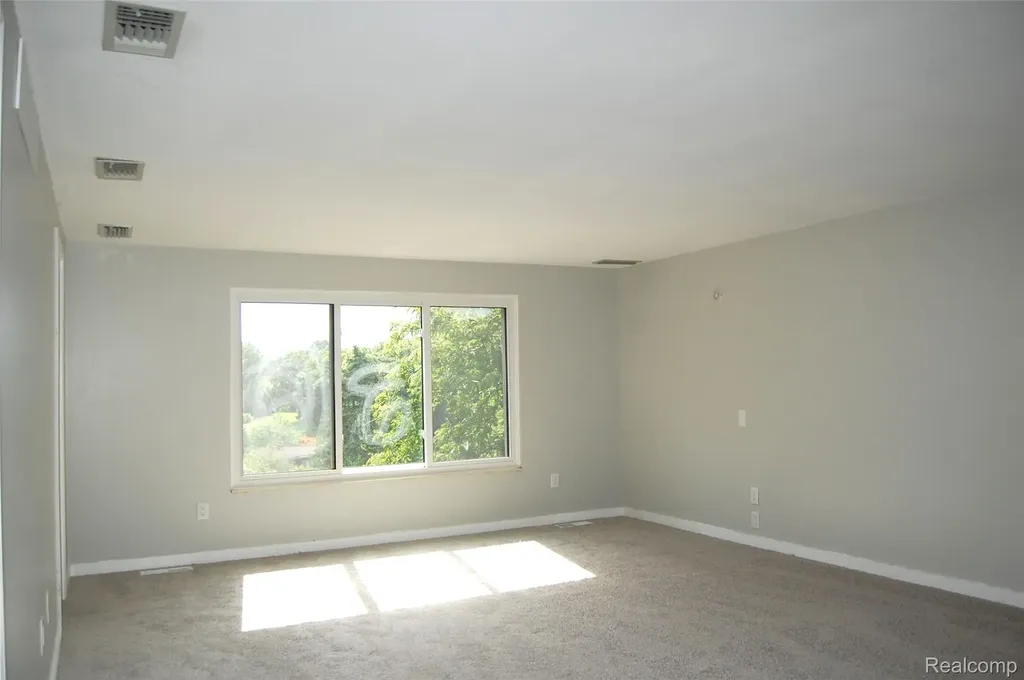 2073 Bordeaux Street West Bloomfield Charter Township MI 48323