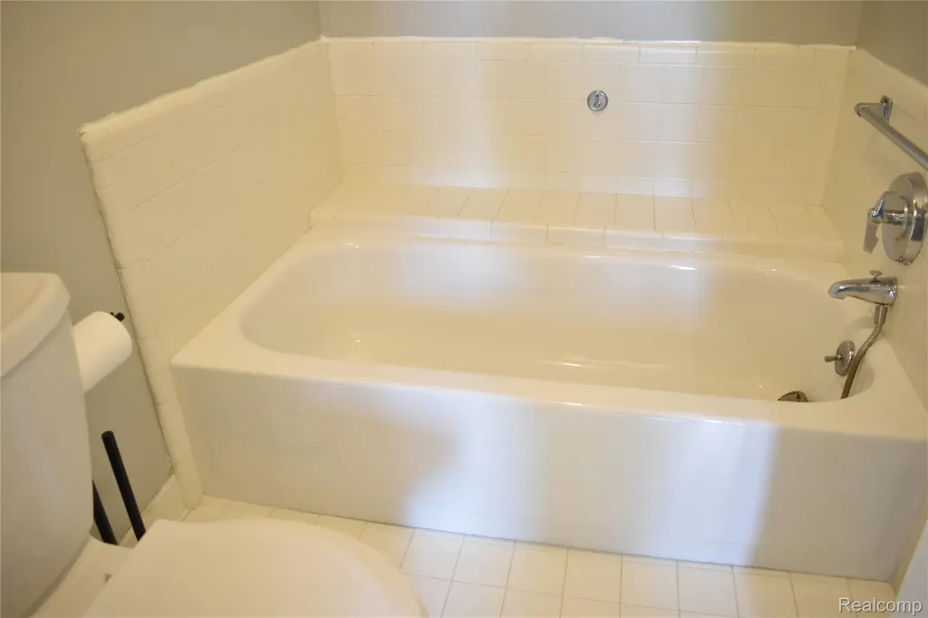 2073 Bordeaux Street West Bloomfield Charter Township MI 48323