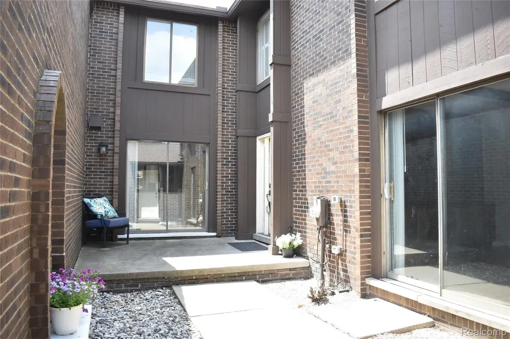 2073 Bordeaux Street West Bloomfield Charter Township MI 48323