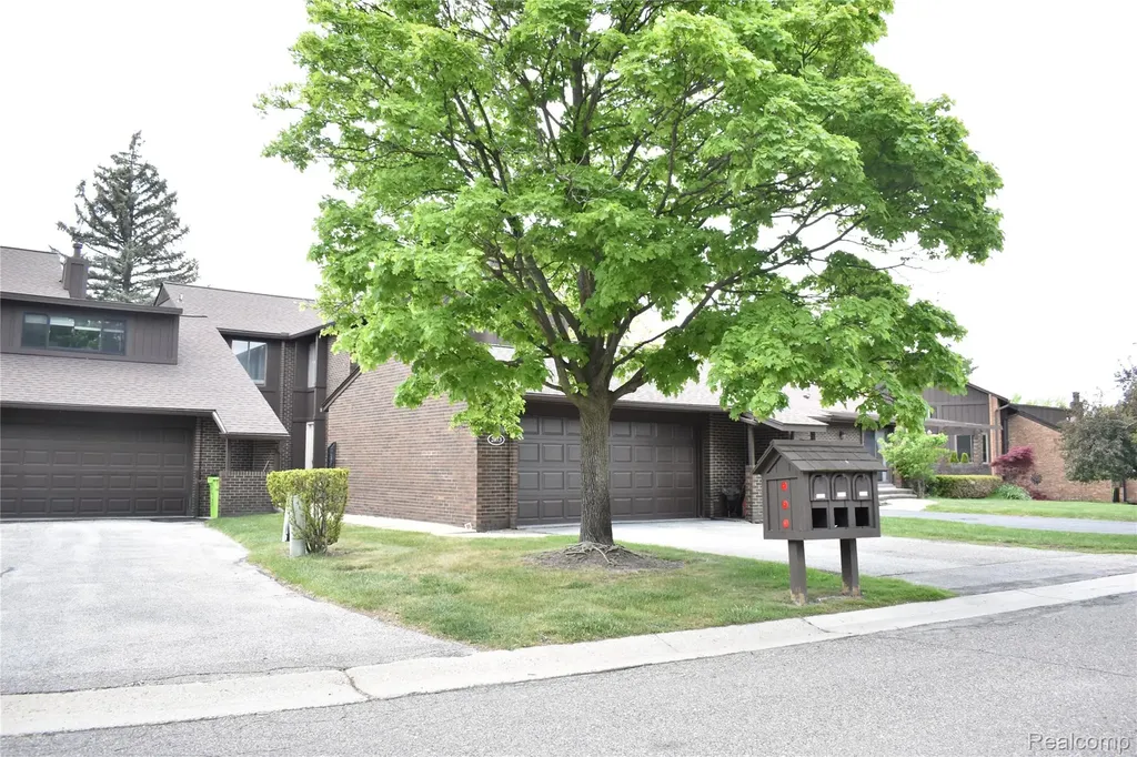 2073 Bordeaux Street West Bloomfield Charter Township MI 48323