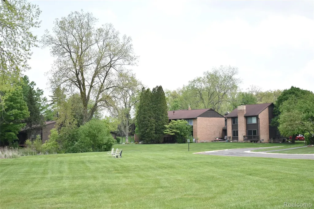 2073 Bordeaux Street West Bloomfield Charter Township MI 48323