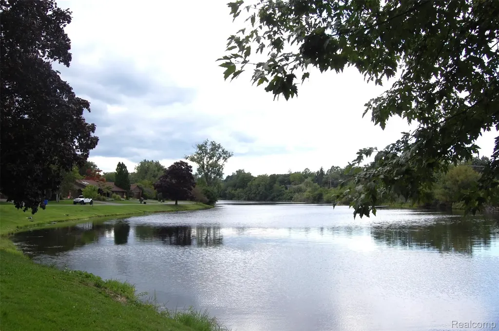 2073 Bordeaux Street West Bloomfield Charter Township MI 48323