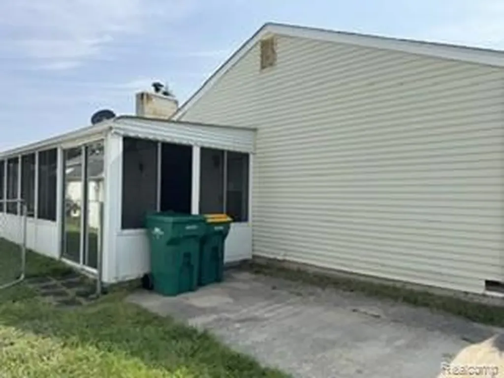 29108 Riveroak Drive Romulus City MI 48174