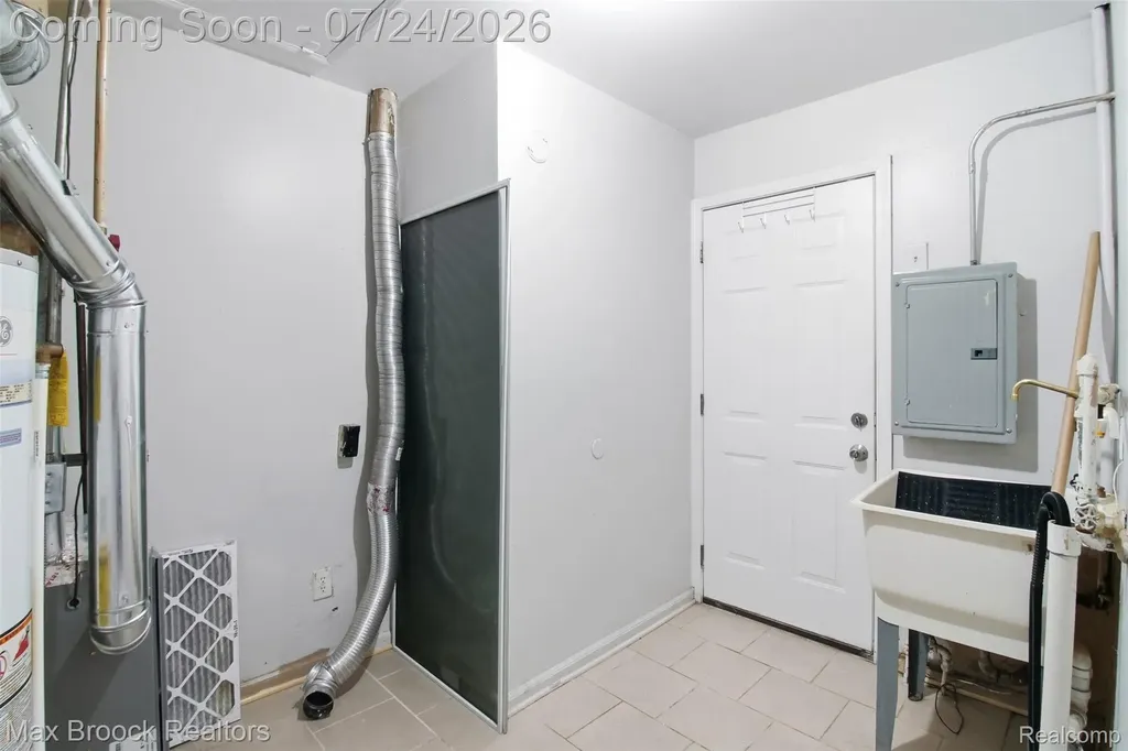 10431 Corning Street Oak Park City MI 48237