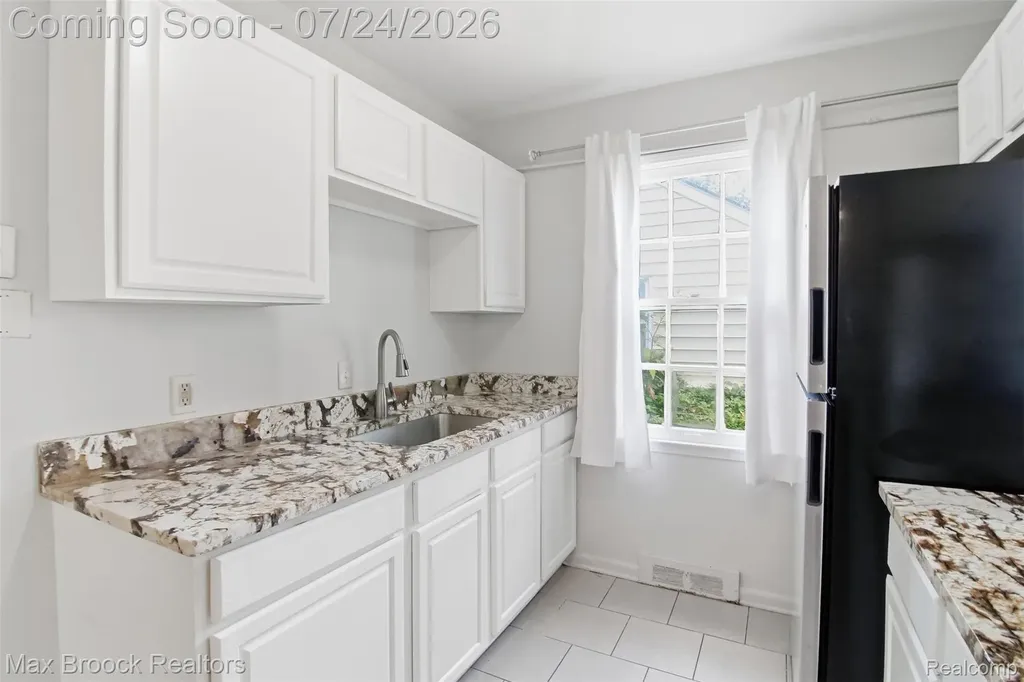 10431 Corning Street Oak Park City MI 48237
