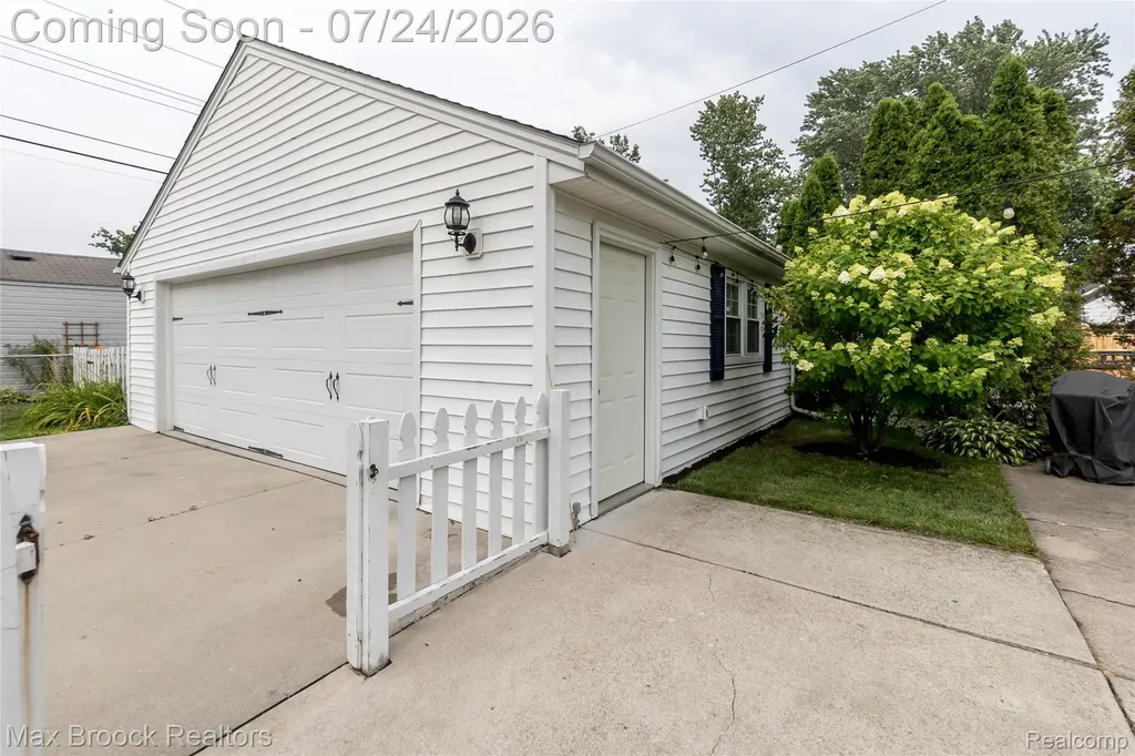 1090 Cambridge Road Berkley City MI 48072