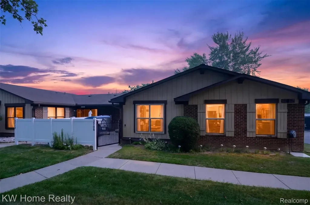 2708 Roundtree Drive Troy City MI 48083