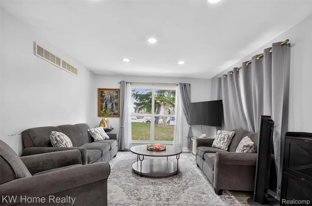2708 Roundtree Drive Troy City MI 48083