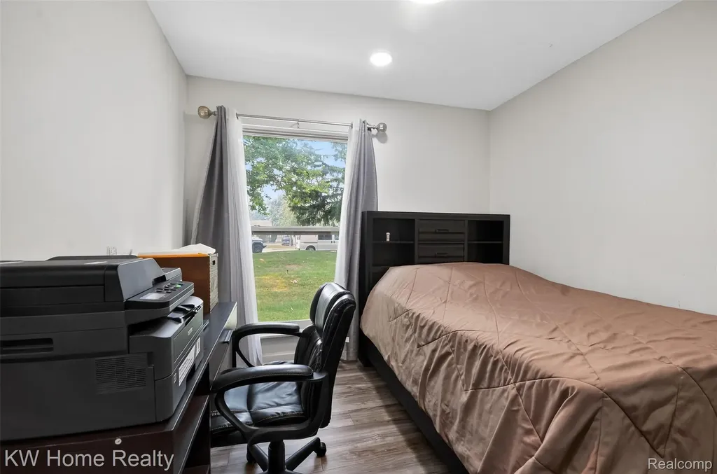 2708 Roundtree Drive Troy City MI 48083