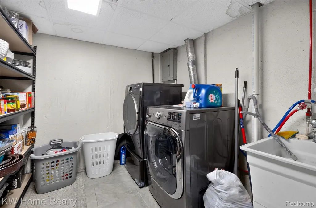 2708 Roundtree Drive Troy City MI 48083