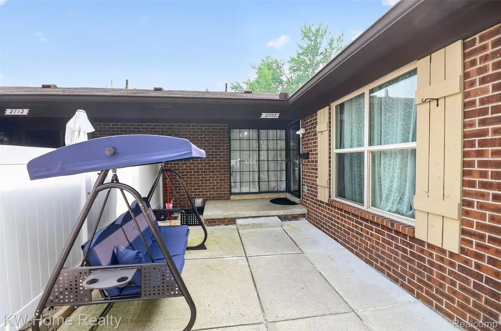 2708 Roundtree Drive Troy City MI 48083