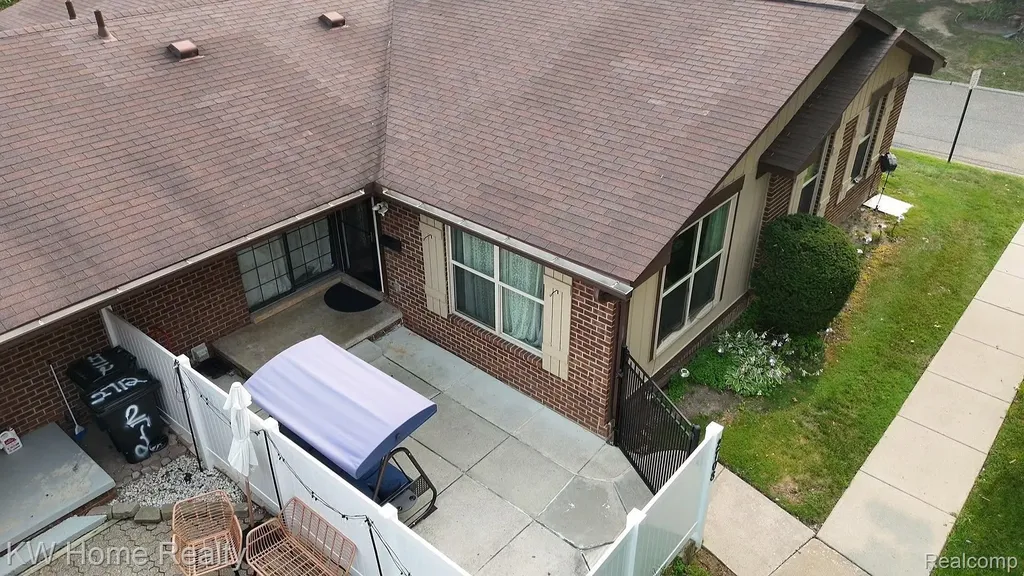 2708 Roundtree Drive Troy City MI 48083