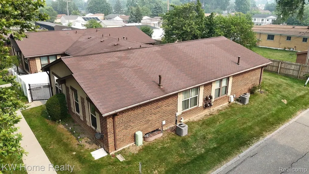 2708 Roundtree Drive Troy City MI 48083