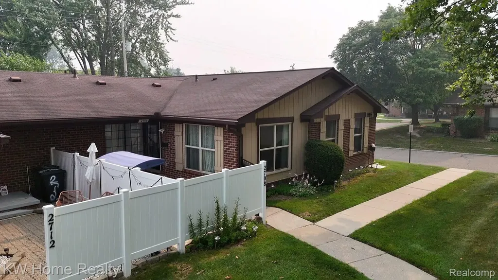 2708 Roundtree Drive Troy City MI 48083