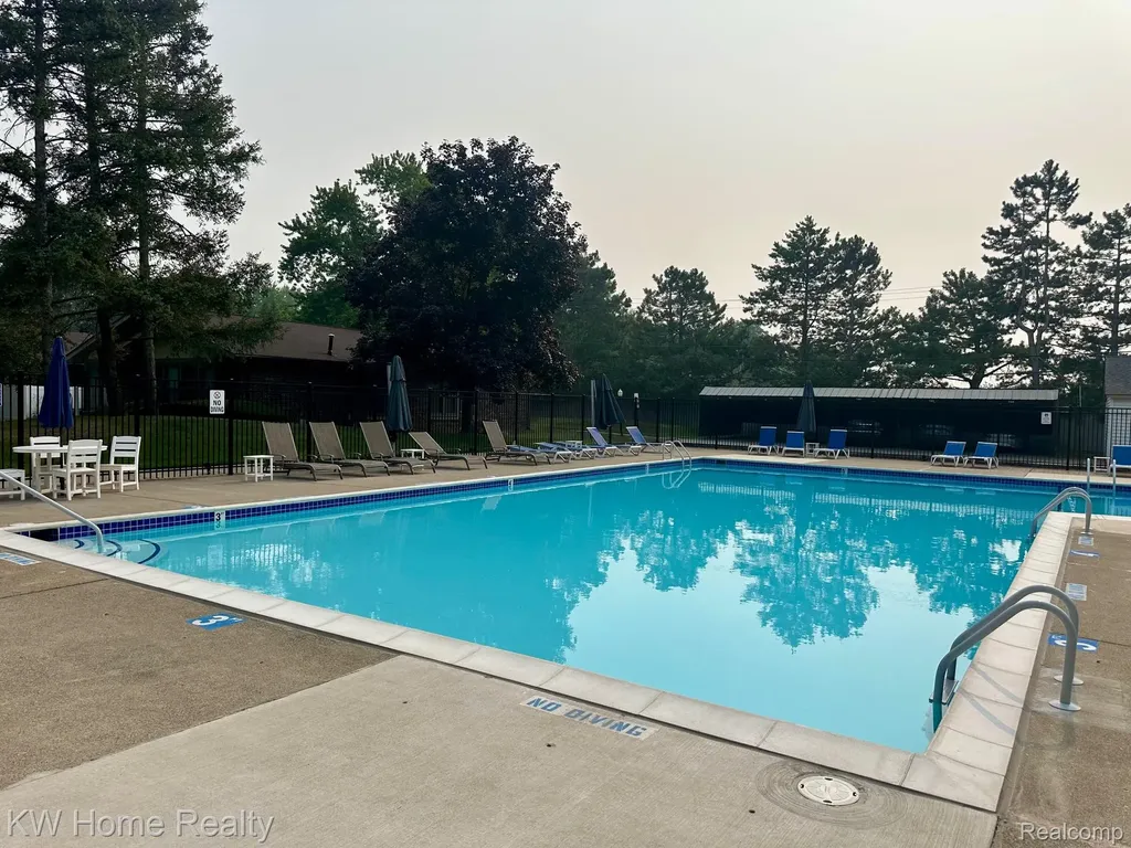 2708 Roundtree Drive Troy City MI 48083
