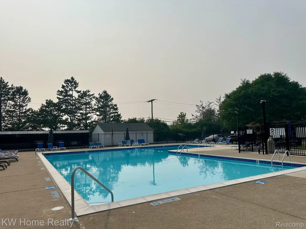 2708 Roundtree Drive Troy City MI 48083