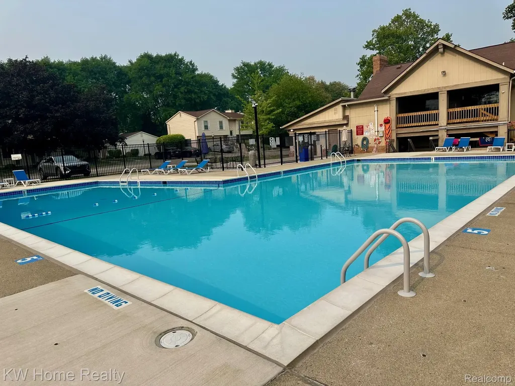 2708 Roundtree Drive Troy City MI 48083