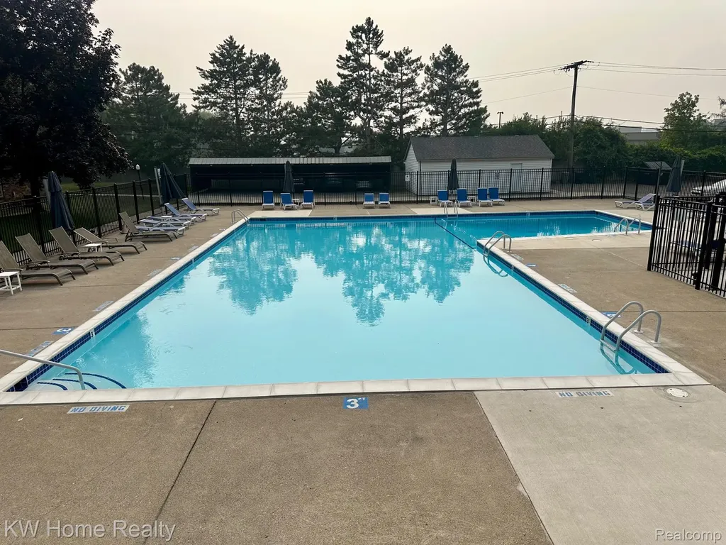2708 Roundtree Drive Troy City MI 48083