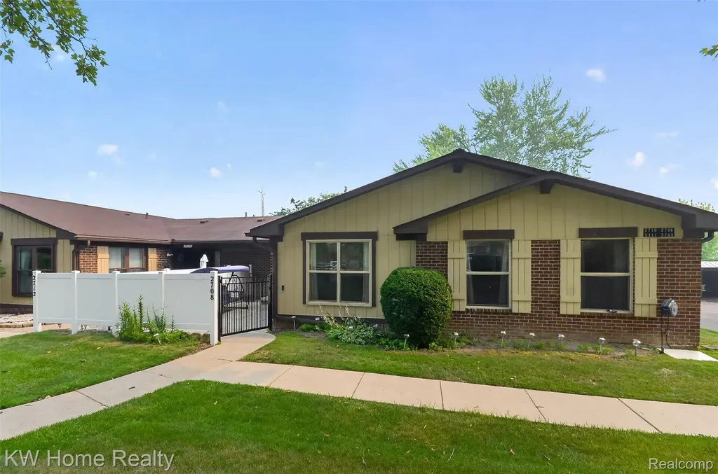 2708 Roundtree Drive Troy City MI 48083