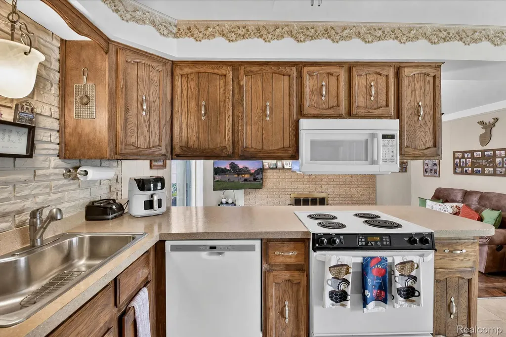 27241 Evelyn Avenue Brownstown Charter Township MI 48183