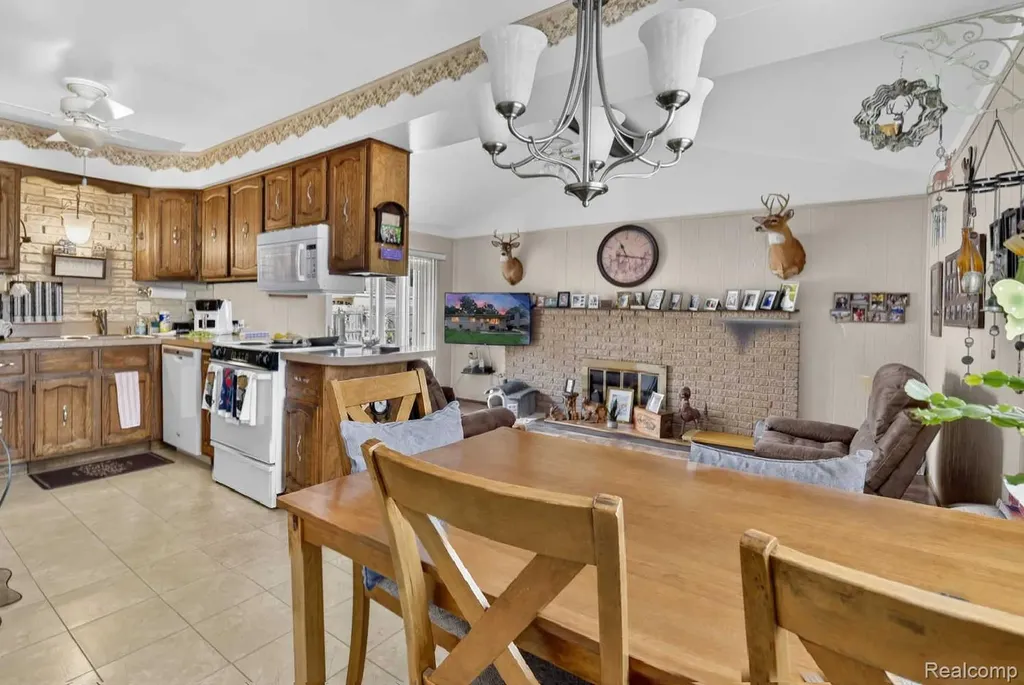 27241 Evelyn Avenue Brownstown Charter Township MI 48183