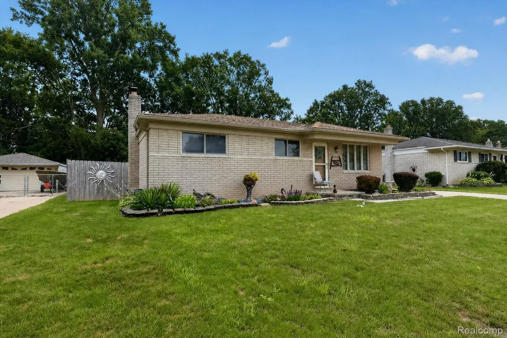 27241 Evelyn Avenue Brownstown Charter Township MI 48183