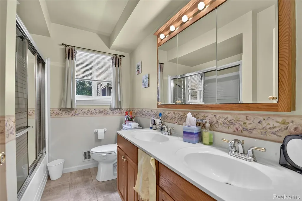 27241 Evelyn Avenue Brownstown Charter Township MI 48183