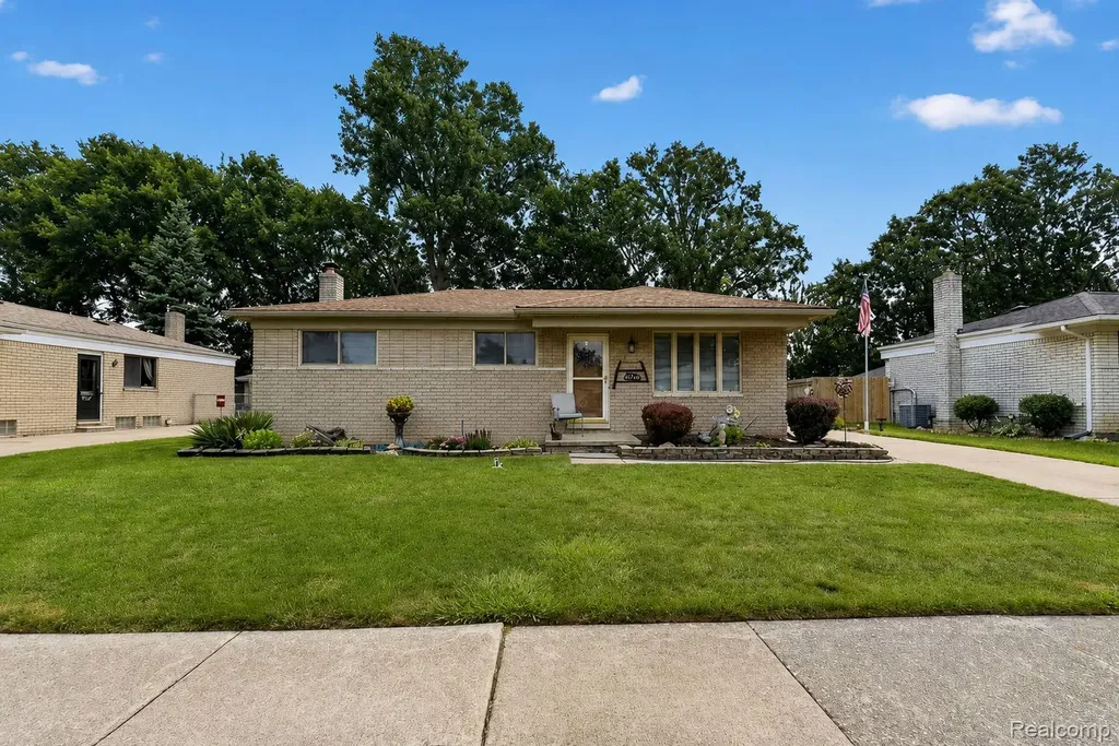 27241 Evelyn Avenue Brownstown Charter Township MI 48183