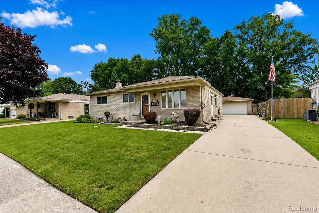 27241 Evelyn Avenue Brownstown Charter Township MI 48183