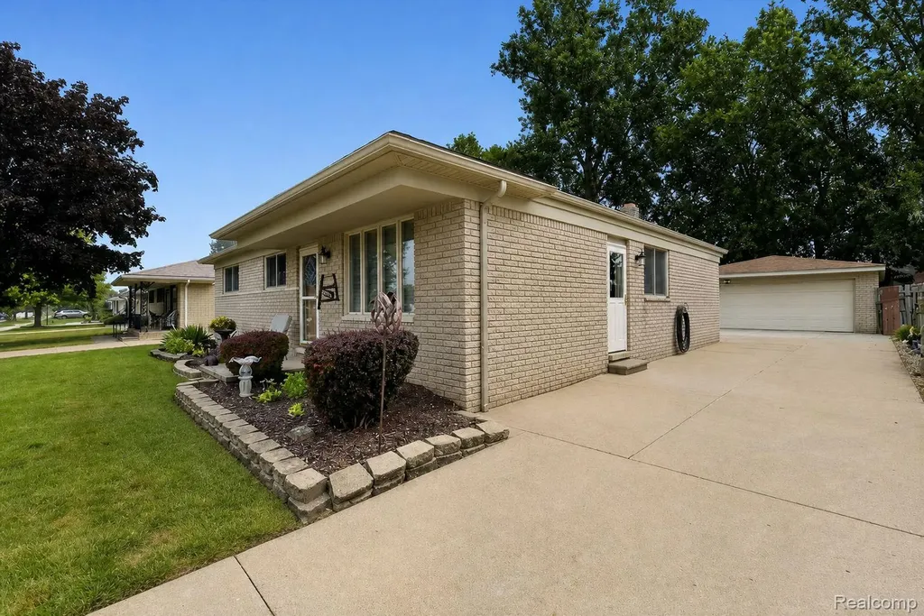 27241 Evelyn Avenue Brownstown Charter Township MI 48183