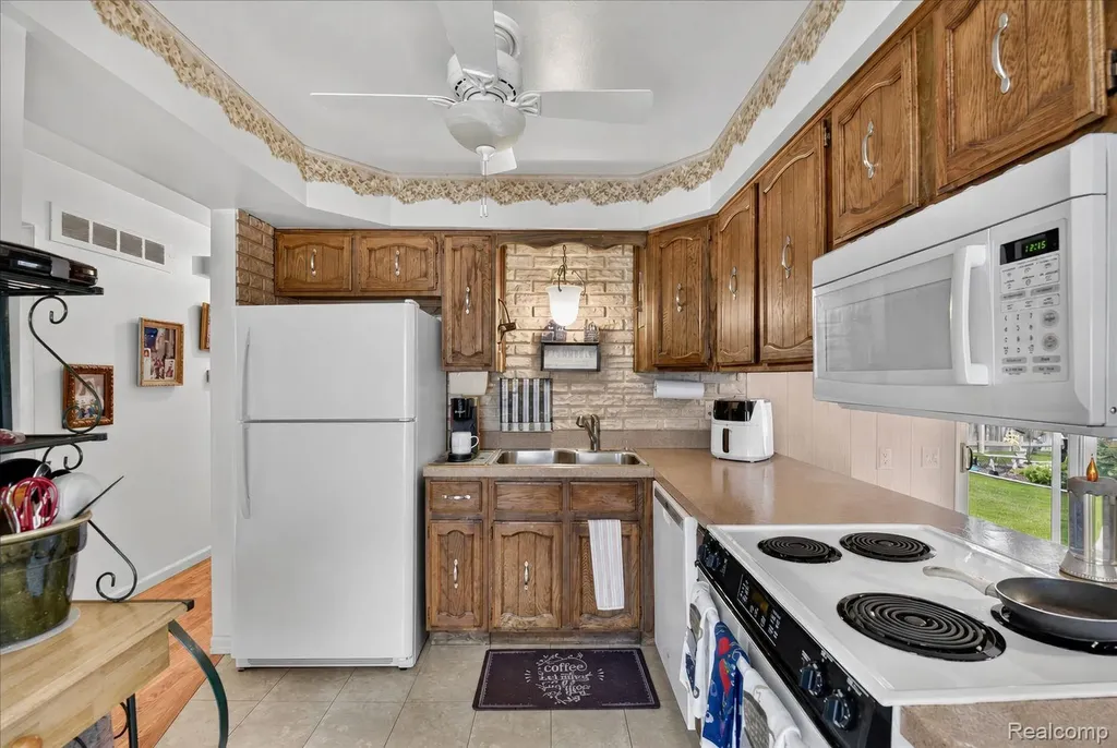 27241 Evelyn Avenue Brownstown Charter Township MI 48183