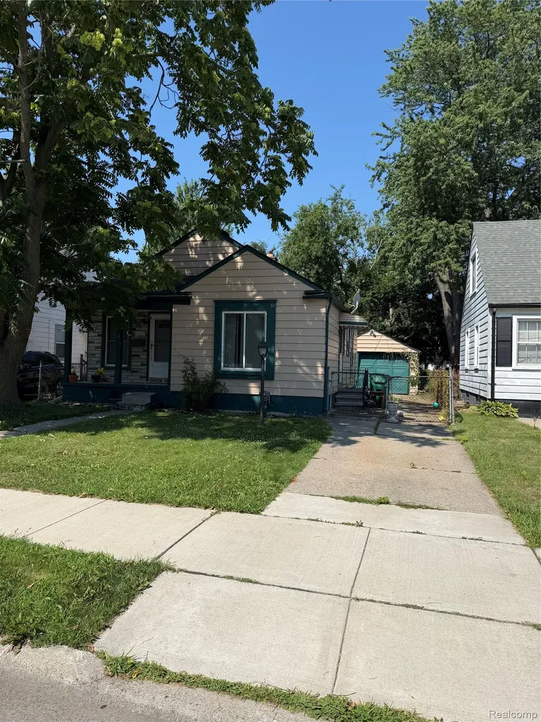 22055 Saxony Avenue Eastpointe City MI 48021