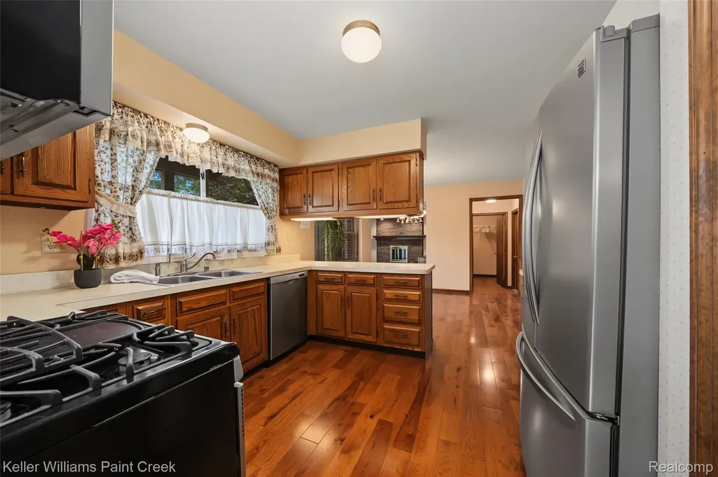 1077 Maple Leaf Drive Rochester Hills City MI 48309
