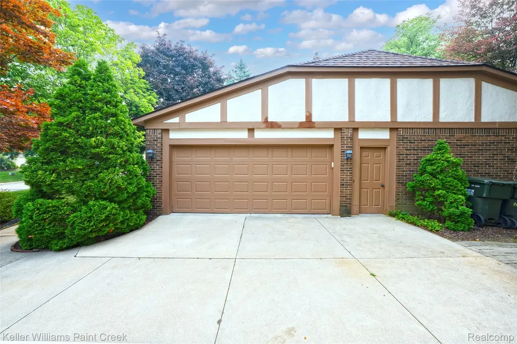 1077 Maple Leaf Drive Rochester Hills City MI 48309
