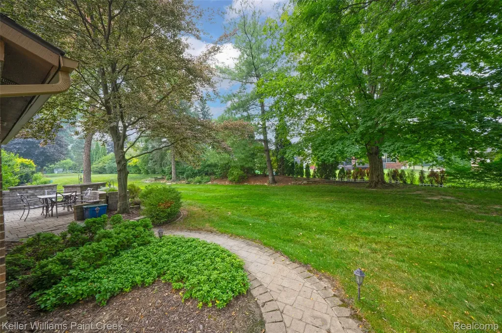 1077 Maple Leaf Drive Rochester Hills City MI 48309