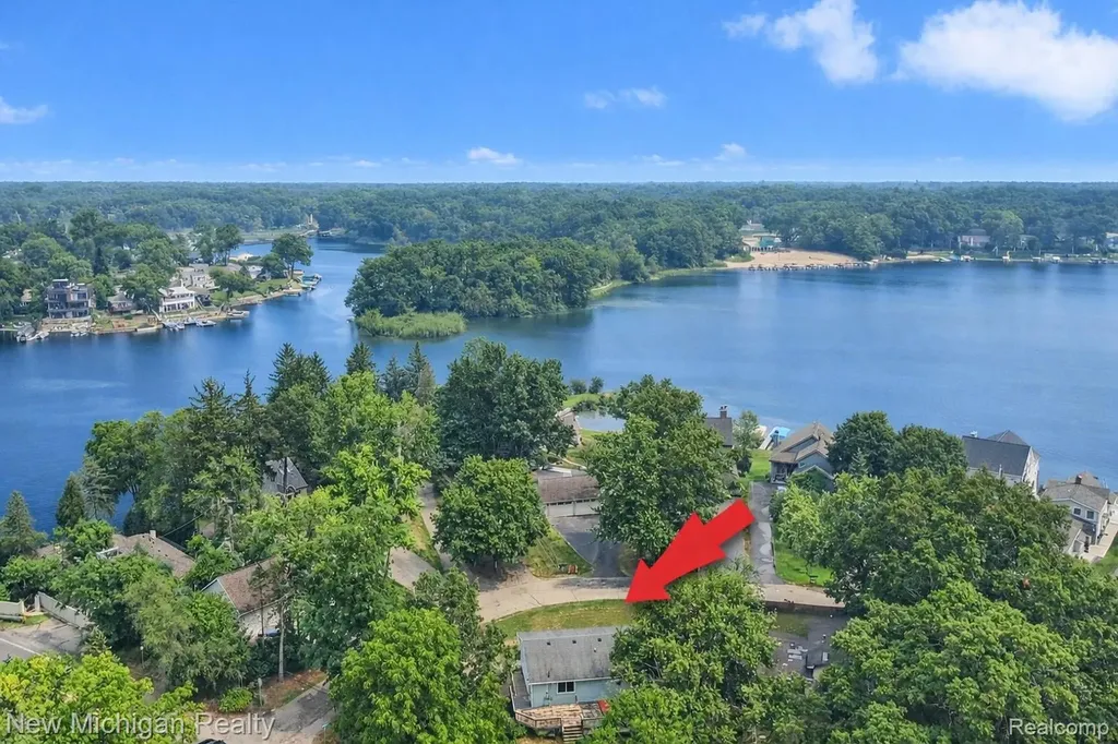 4421 Lamson Drive Waterford Charter Township MI 48329