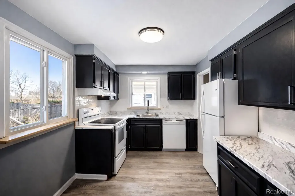 24245 Prairie Lane Warren City MI 48089