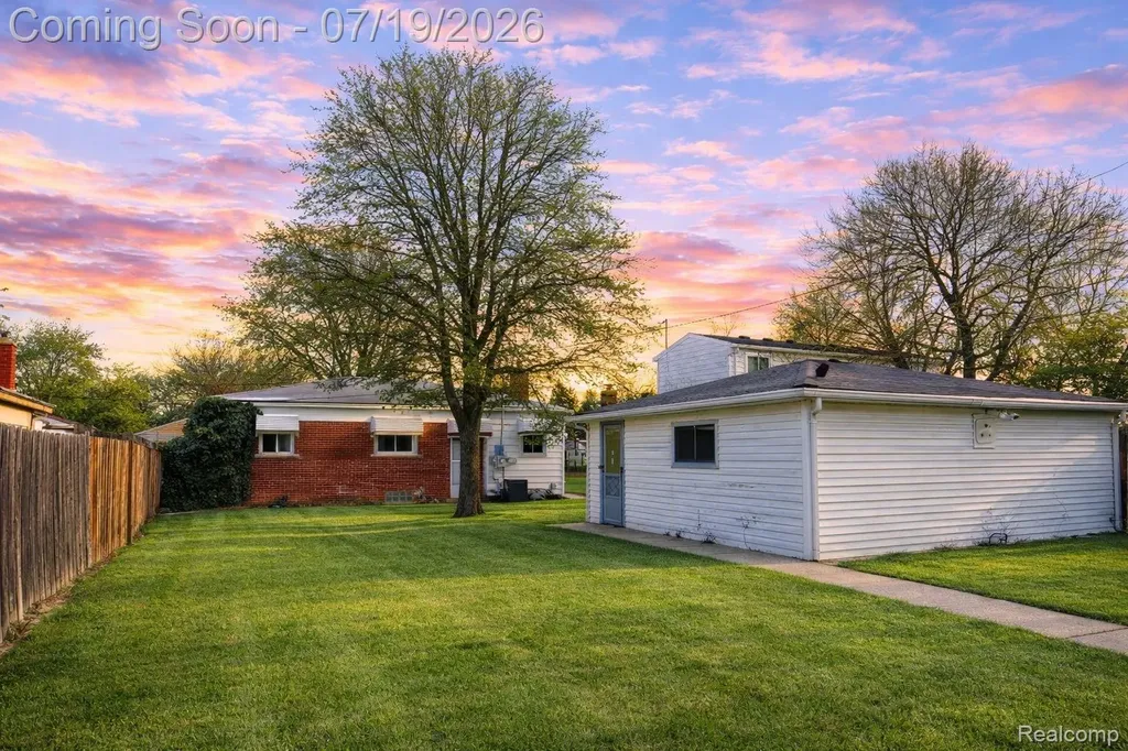 24245 Prairie Lane Warren City MI 48089